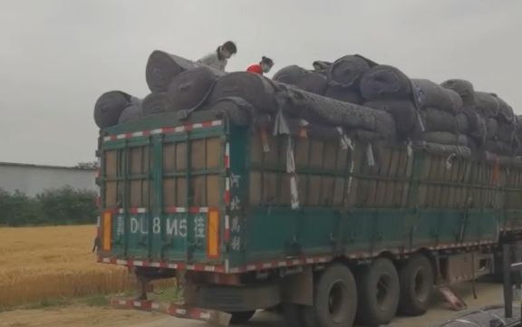 大棚保溫被（bèi）裝車中